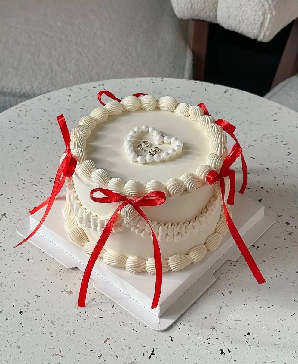 Tort ze wstążkami lambet