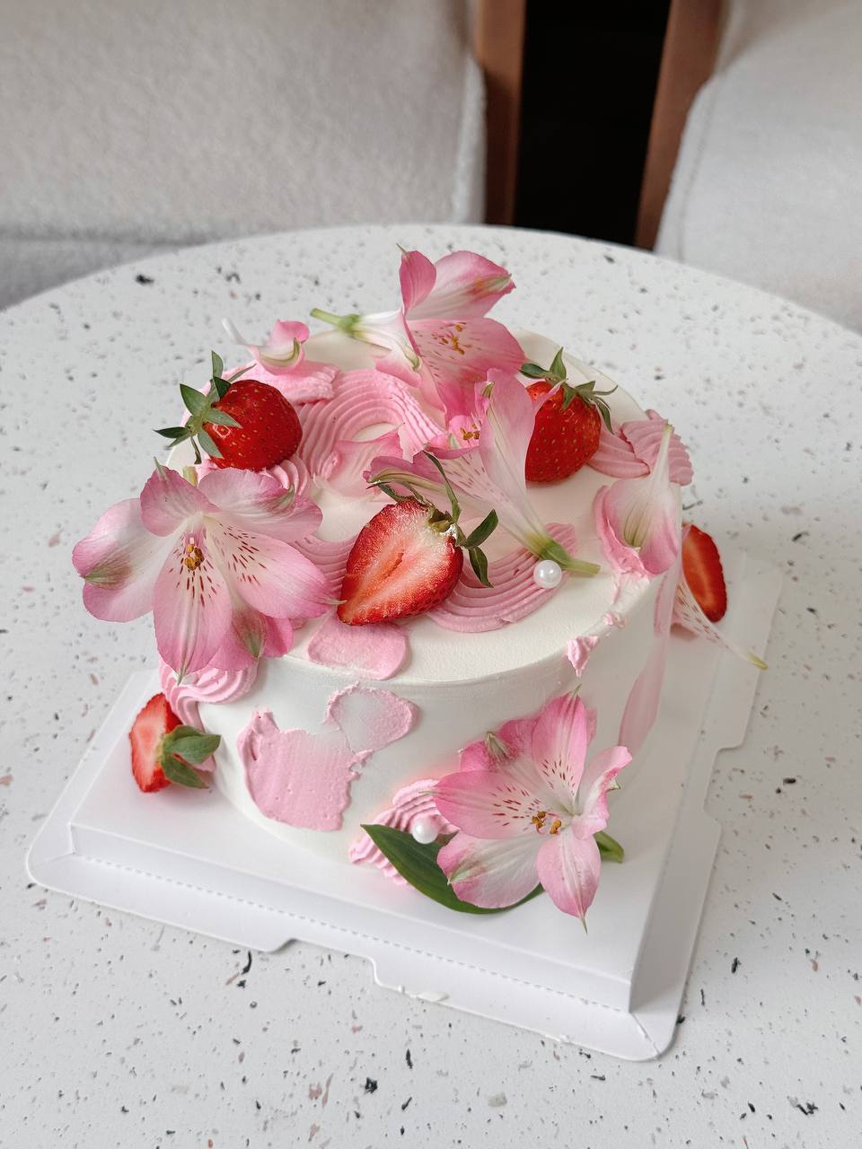 Modern cake & flowers