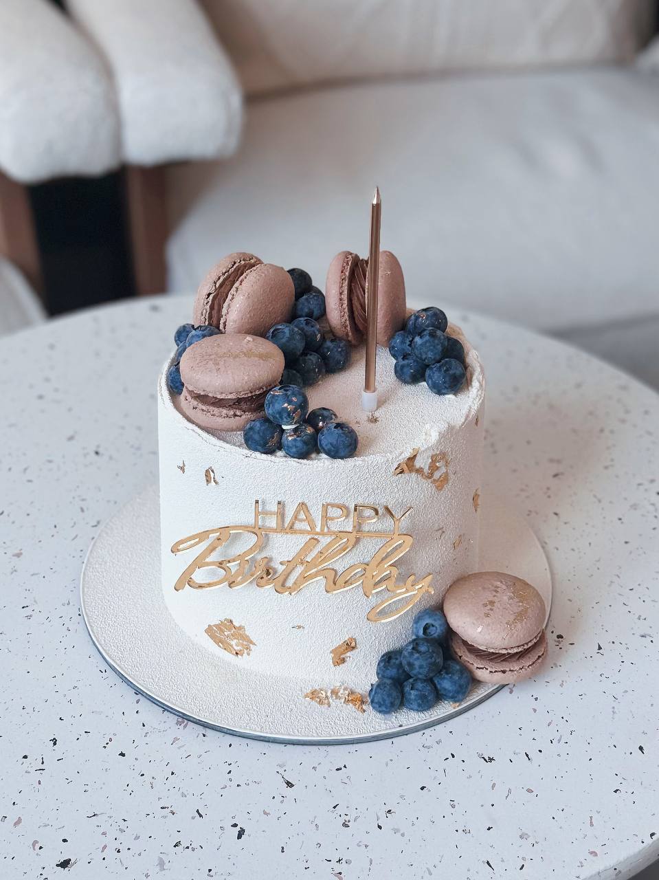 Cake with macarons